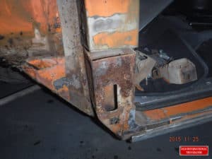 CUTTING RUSTED PANELS AWAY <div class="download-image"><a href="https://oldinternationaltrucks.com/wp-content/uploads/2017/09/116-1.jpg" download><i class="fa fa-download"></i> <span class="full-size"></span></a></div>