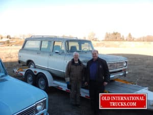 LEFT, PAUL MADGE SELLING THE 1975  TRAVELALL TO GEORGE KIRKHAM
 <div class="download-image"><a href="https://oldinternationaltrucks.com/wp-content/uploads/2017/09/DSCN2894.jpg" download><i class="fa fa-download"></i> <span class="full-size"></span></a></div>