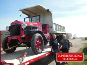 George Kirkham buying the tuck from Ron Cary. <div class="download-image"><a href="https://oldinternationaltrucks.com/wp-content/uploads/2017/09/DSCN9701.jpg" download><i class="fa fa-download"></i> <span class="full-size"></span></a></div>
